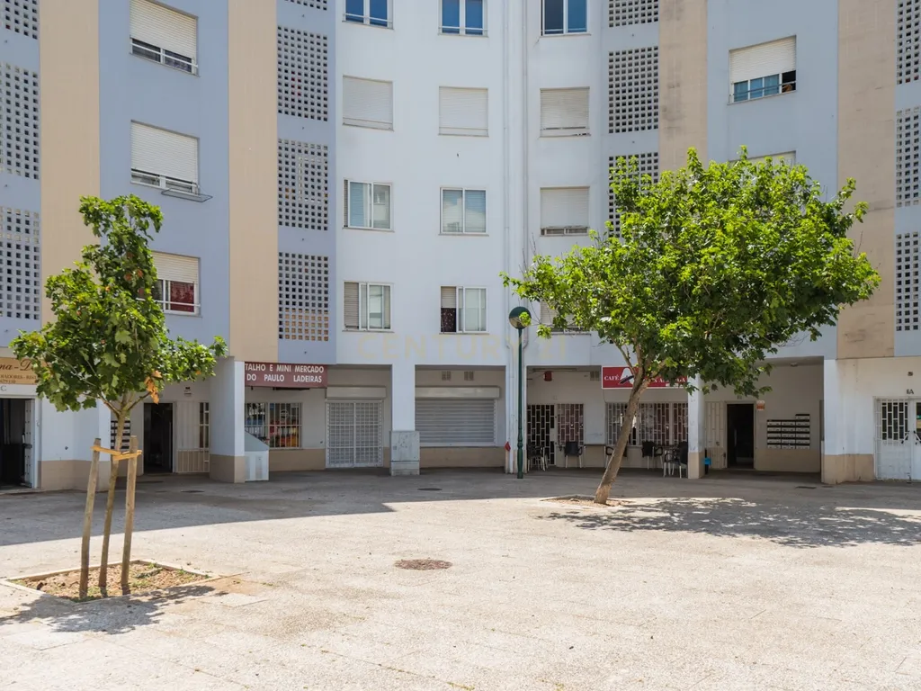Apartamento T3 na Rua Inácio Duarte, Carnaxide e Queijas - Image 2
