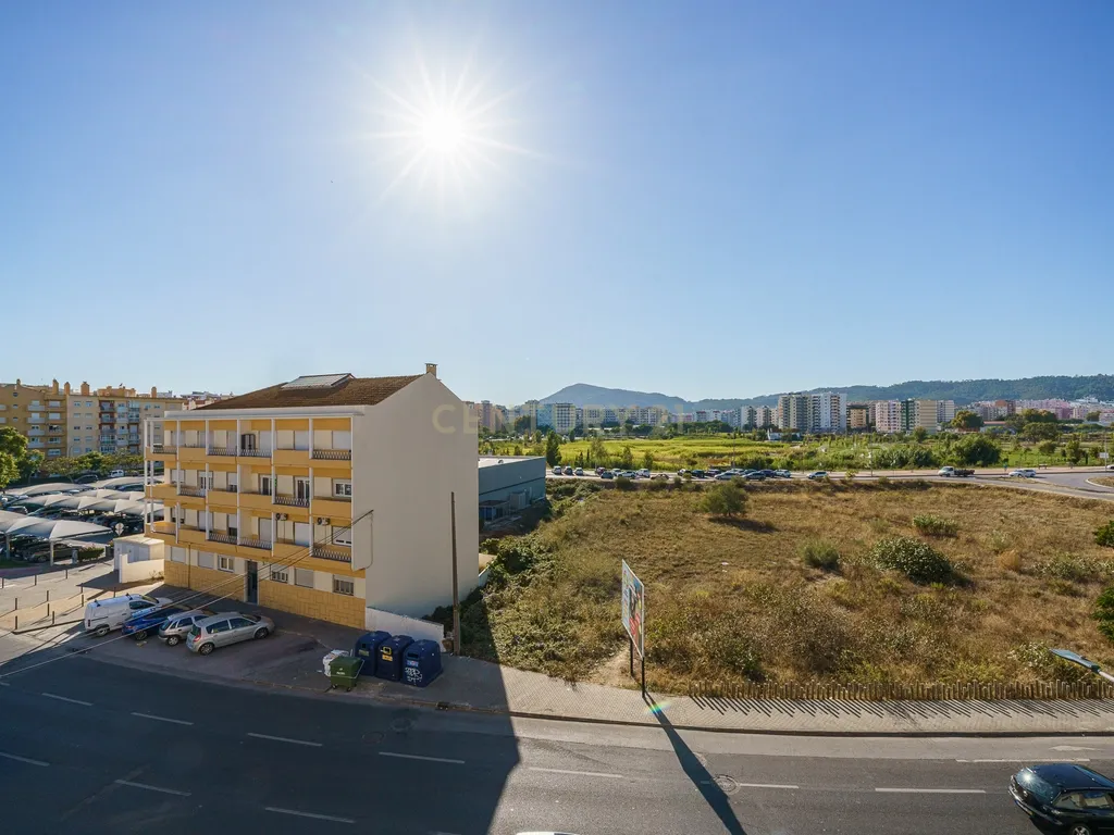 Espaçoso T3+1 com Garagem nos Ciprestes, em Setúbal. - Image 12