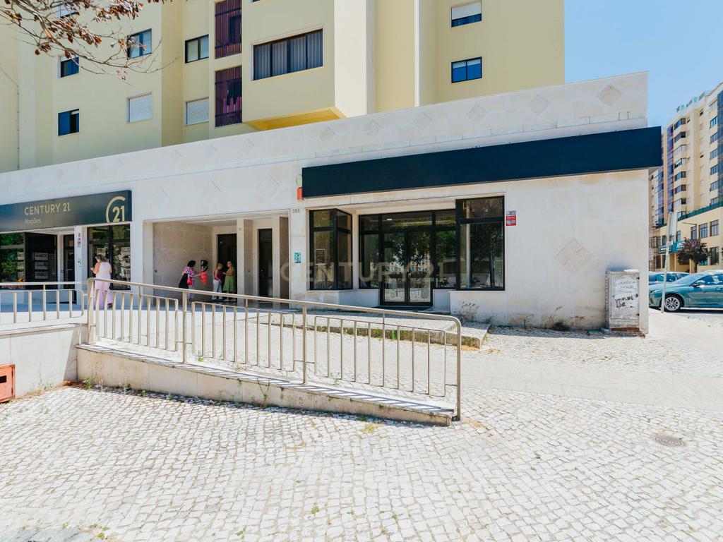 Loja com duas frentes em Sacavém, Loures - 120m² - Image 30