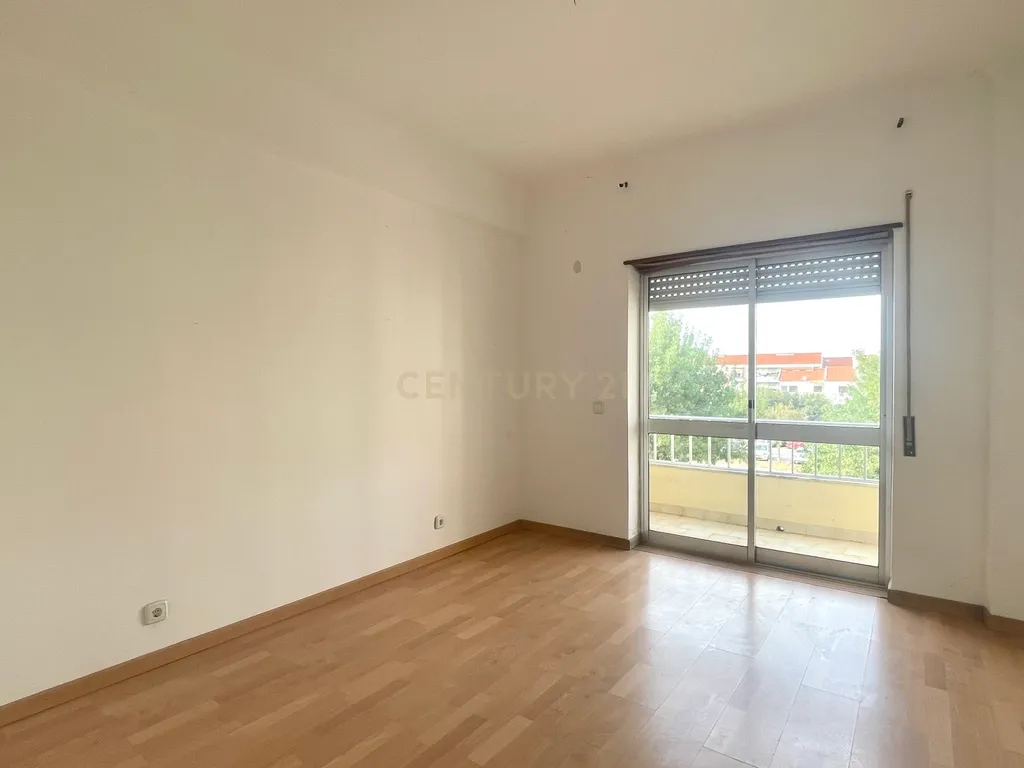 Apartamento T2 com Duas Varandas, no Centro do Pinhal Novo - Image 10