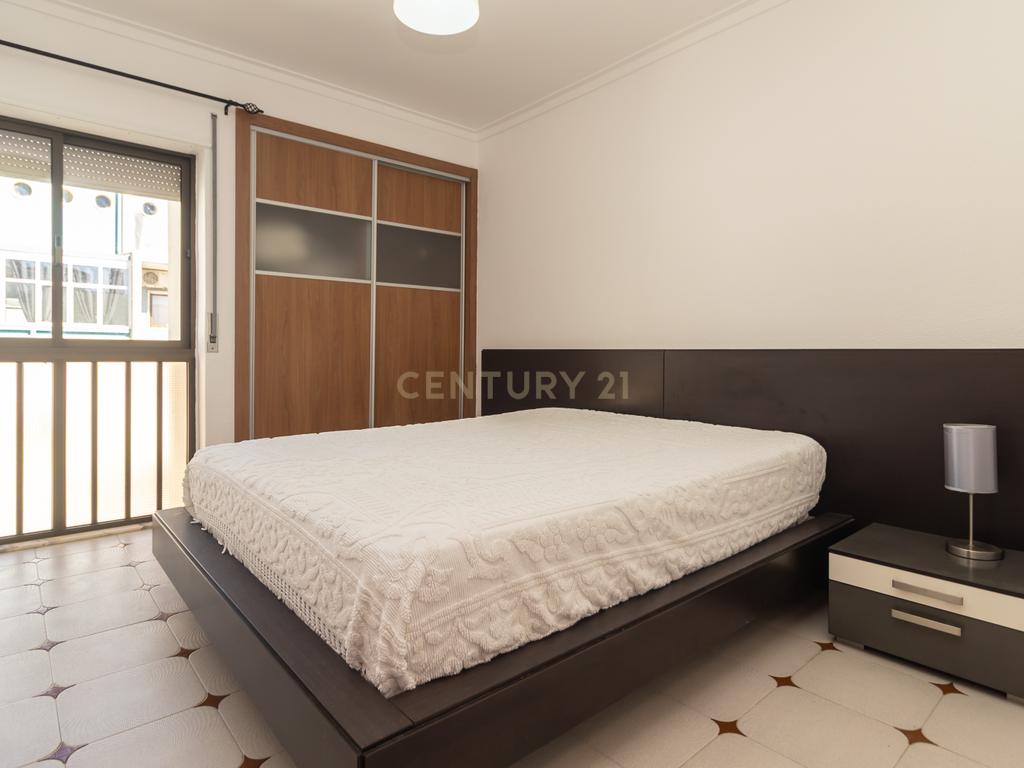 Apartamento T2 de 98m2 com Excelentes Áreas e 2 WC no Centro da Costa da Caparica - Image 3