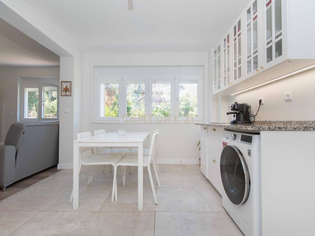Apartamento T2 Renovado com Vista Panorâmica em Lisboa - Image 5