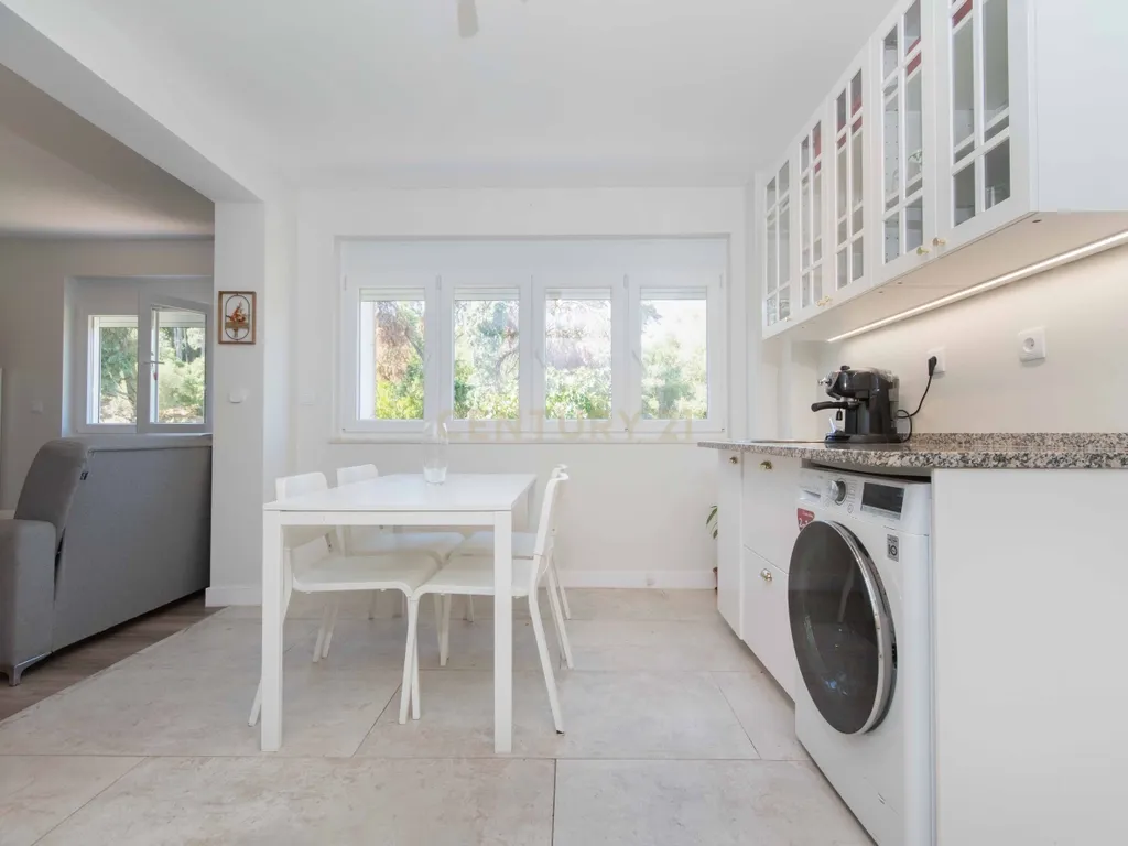 Apartamento T2 Renovado com Vista Panorâmica em Lisboa - Image 5