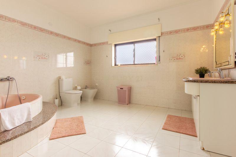 Moradia T4 com Vista para o Campo e Cidade em Localização Privilegiada -Charneca da Caparica, Almada - Image 23