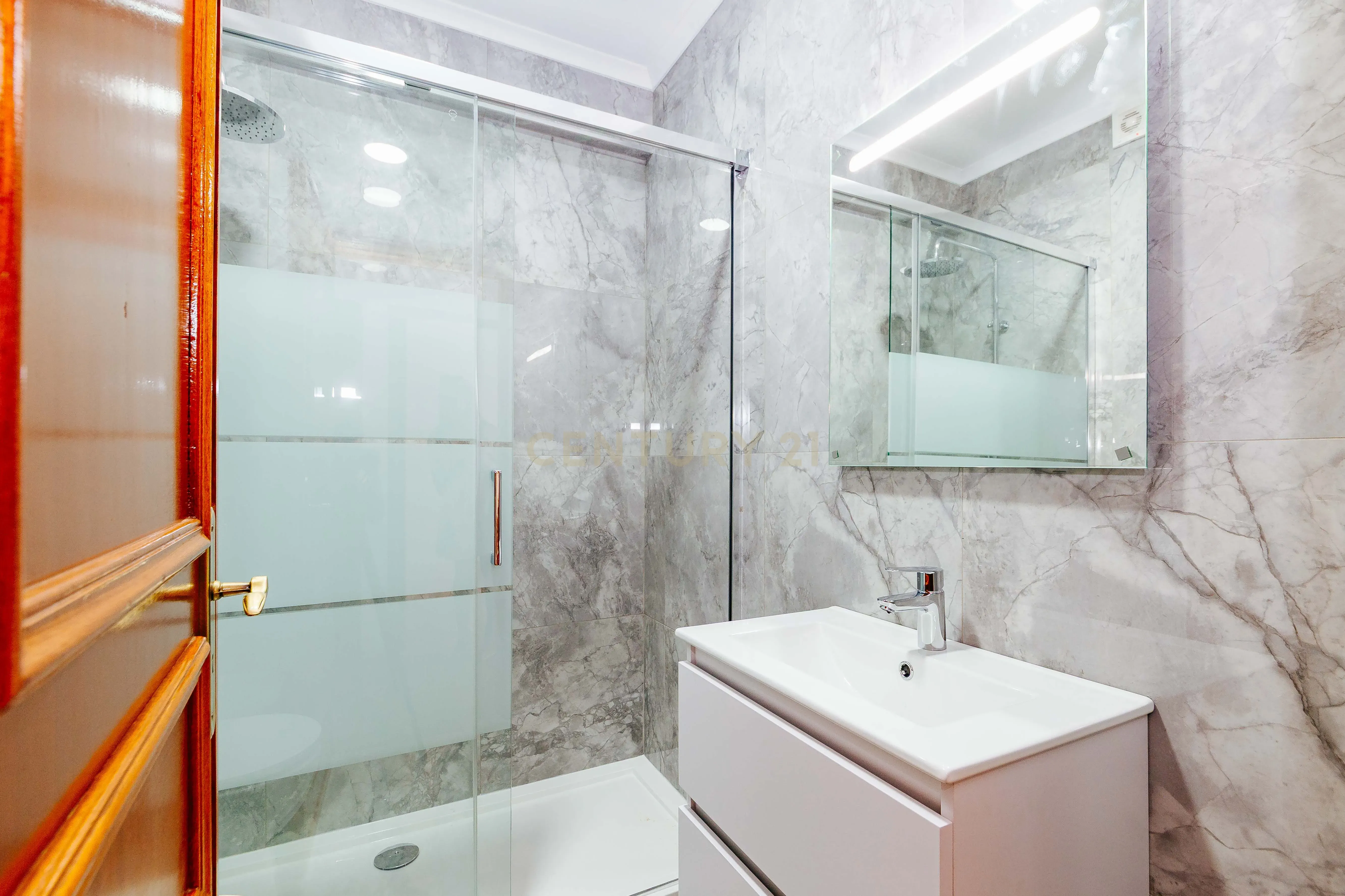 Apartamento T3 Renovado com Vista Rio em Santa Apolónia – Viva no Coração de Lisboa - Image 46