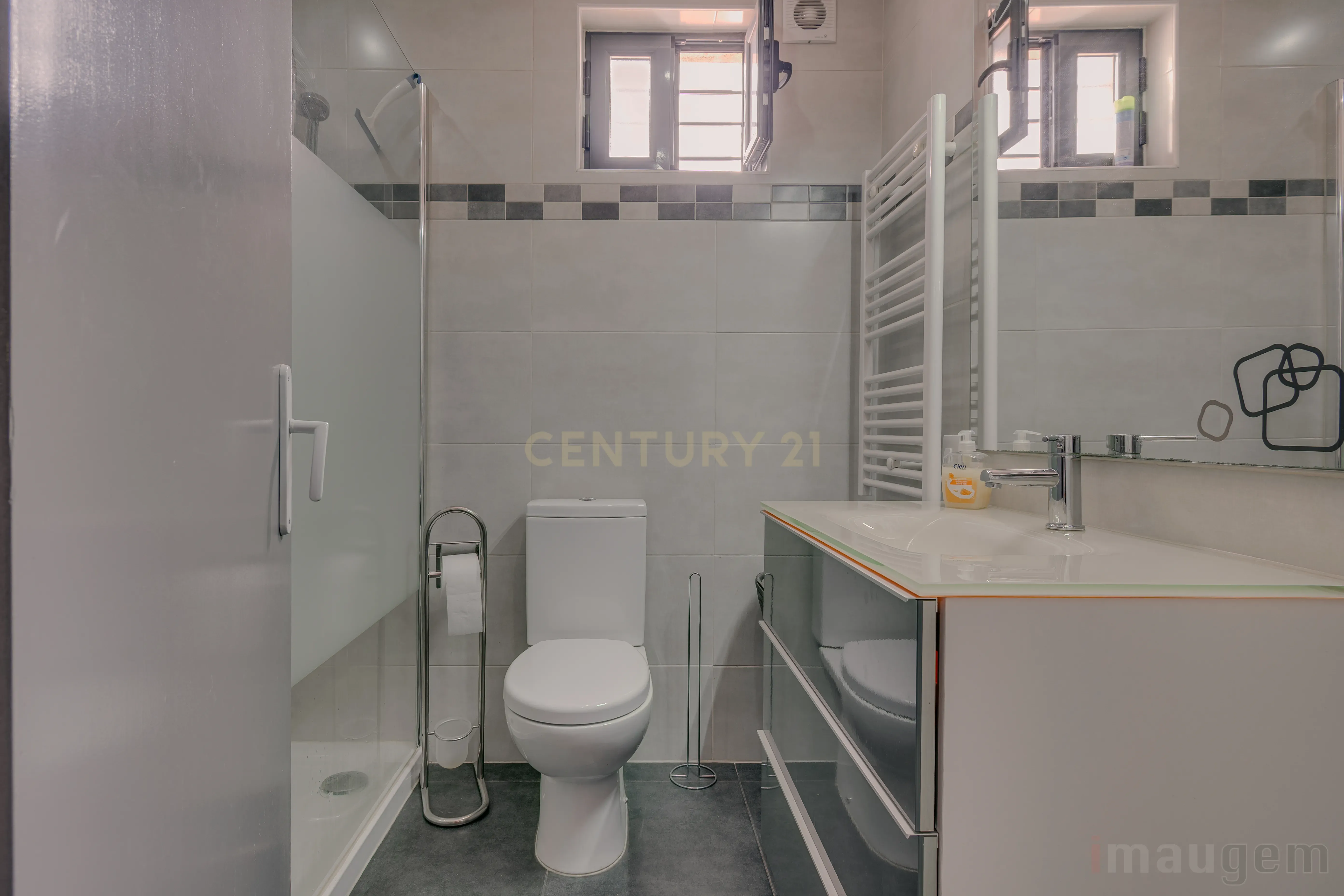 Fotografia 11 de T2+2 Renovado com Sótão, Espaço Exterior e Garagem — Centro de Tires
