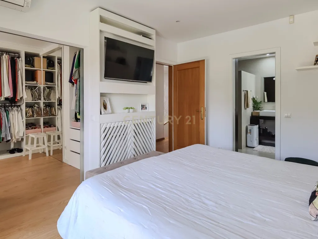Luxuosa Moradia T3 em Gondomar com Vista Panorâmica e Piscina - Image 24
