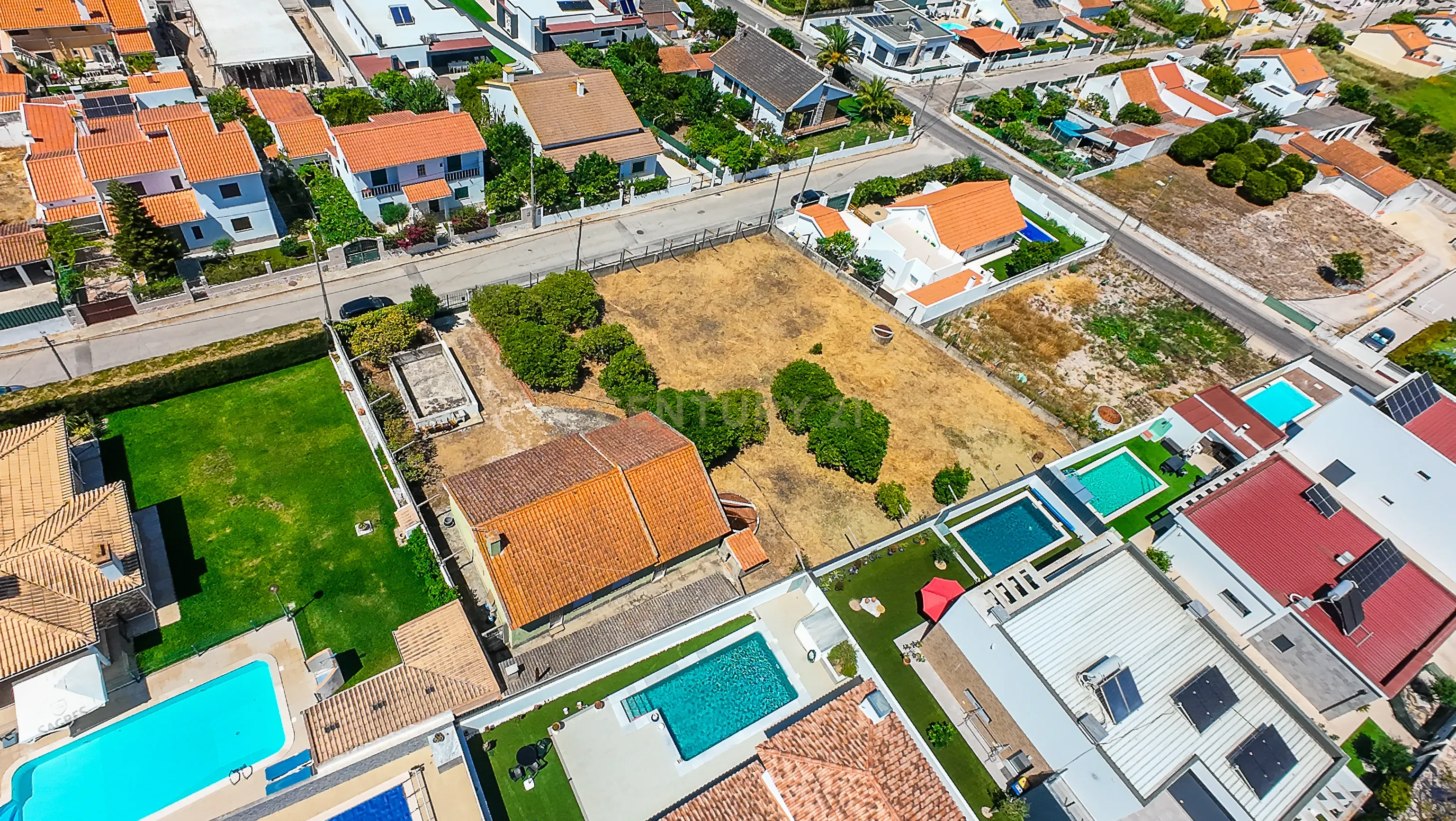 Fotografia 3 de Moradia para Remodelação com 1.332 m² de Terreno – Potencial para Destaque e Construção de 2 a 3 Moradias