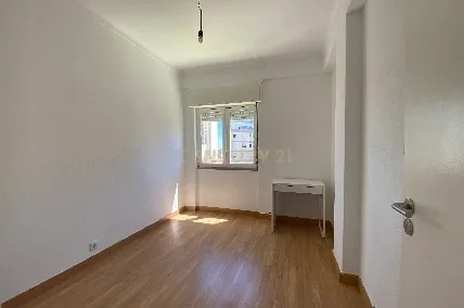 Encantador Apartamento T1 Renovado para Arrendamento de Longa Duração – Amadora, Lisboa - Image 6