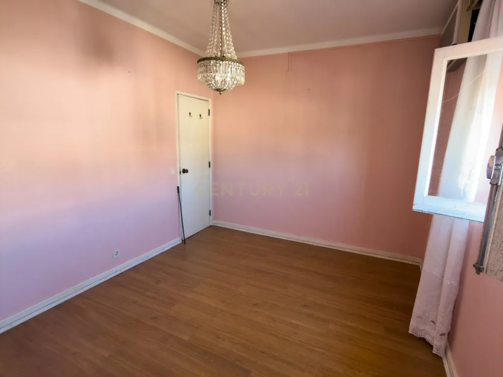 Moradia Isolada T5 de 300 m2 num lote de 900m2 - Image 26