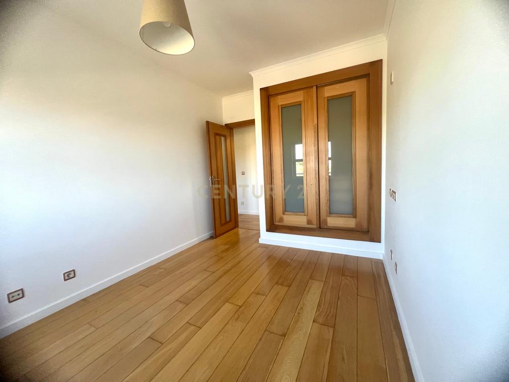 T2 com parqueamento e arrecadação -  Casas do Lago Serra de Carnaxide Amadora - Image 23