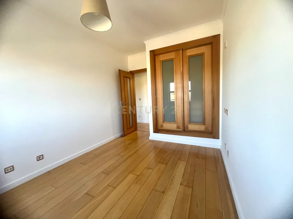 T2 com parqueamento e arrecadação - Casas do Lago Serra de Carnaxide Amadora - Image 23