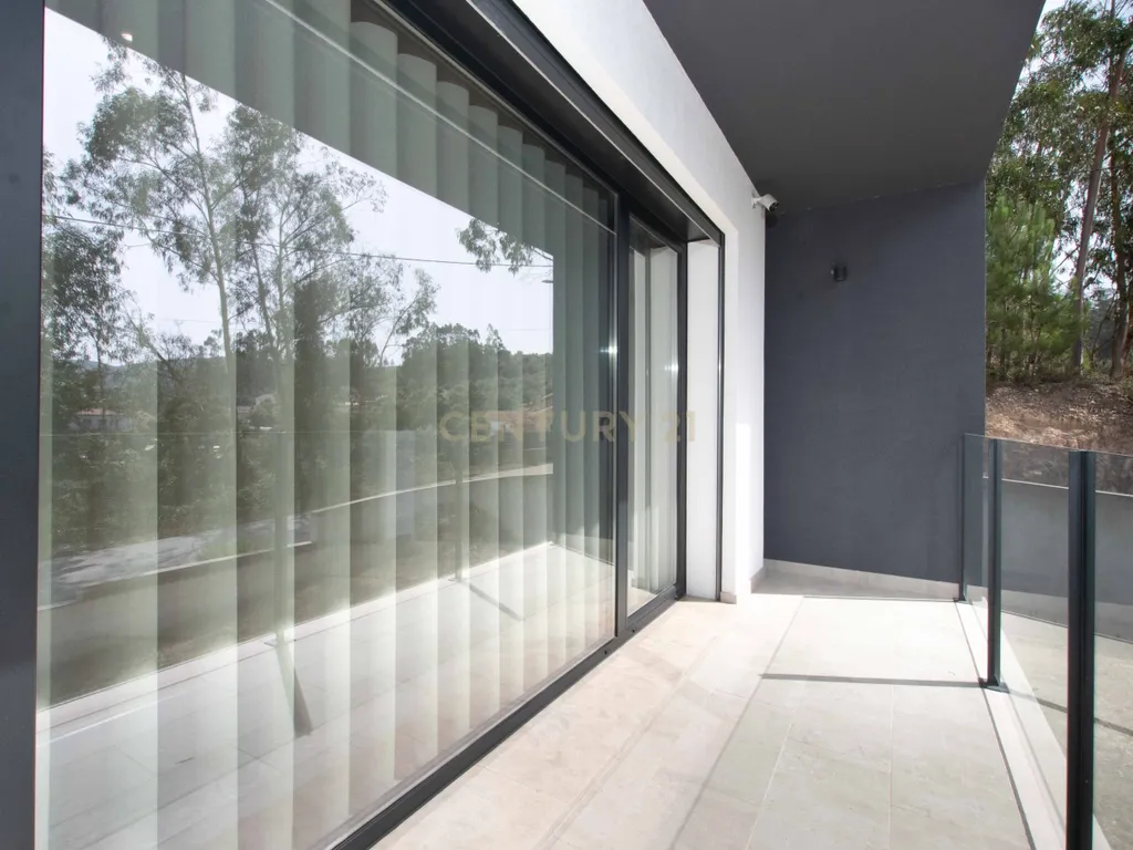 Moradia T4 semi-nova com Piscina, Garagem + Parcela de Terreno Rústico e Vista Serra | Salgueiro, Pombal - Image 44