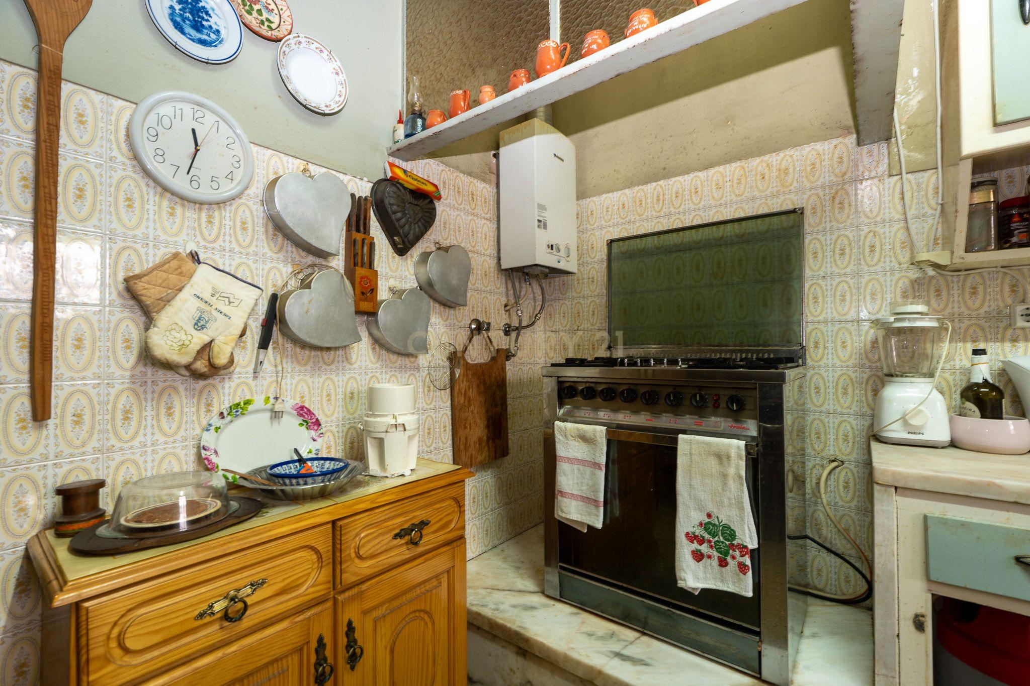 Apartamento de tipologia T3, com cerca de 115 m2, 2 WC, despensa, localizado numa das artérias principais da cidade de Odivelas, mais concretamente na Rua Professor Dr. Augusto Abreu Lopes. - Image 14
