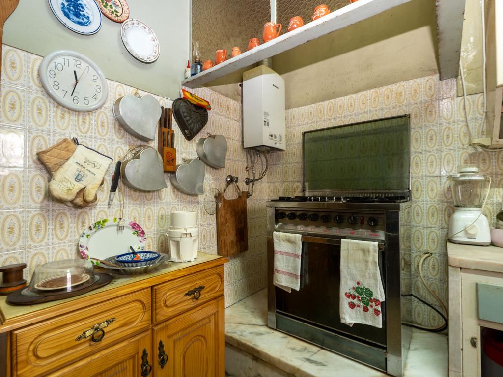 Apartamento de tipologia T3, com cerca de 115 m2, 2 WC, despensa, localizado numa das artérias principais da cidade de Odivelas, mais concretamente na Rua Professor Dr. Augusto Abreu Lopes. - Image 14