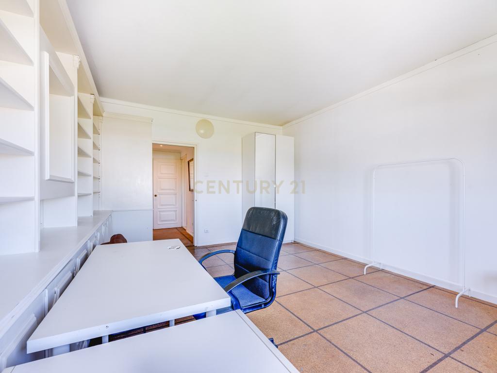  Apartamento T4 para Remodelação no Coração dos Olivais, com Vista Fantástica - Image 20