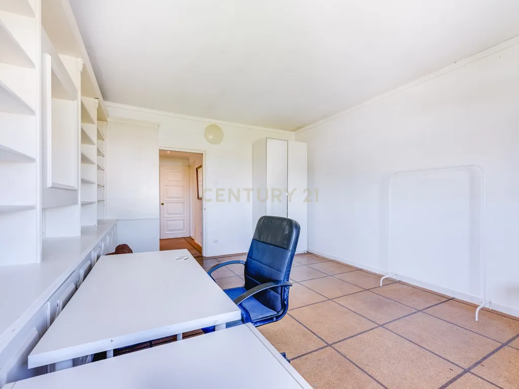 Apartamento T4 para Remodelação no Coração dos Olivais, com Vista Fantástica - Image 20