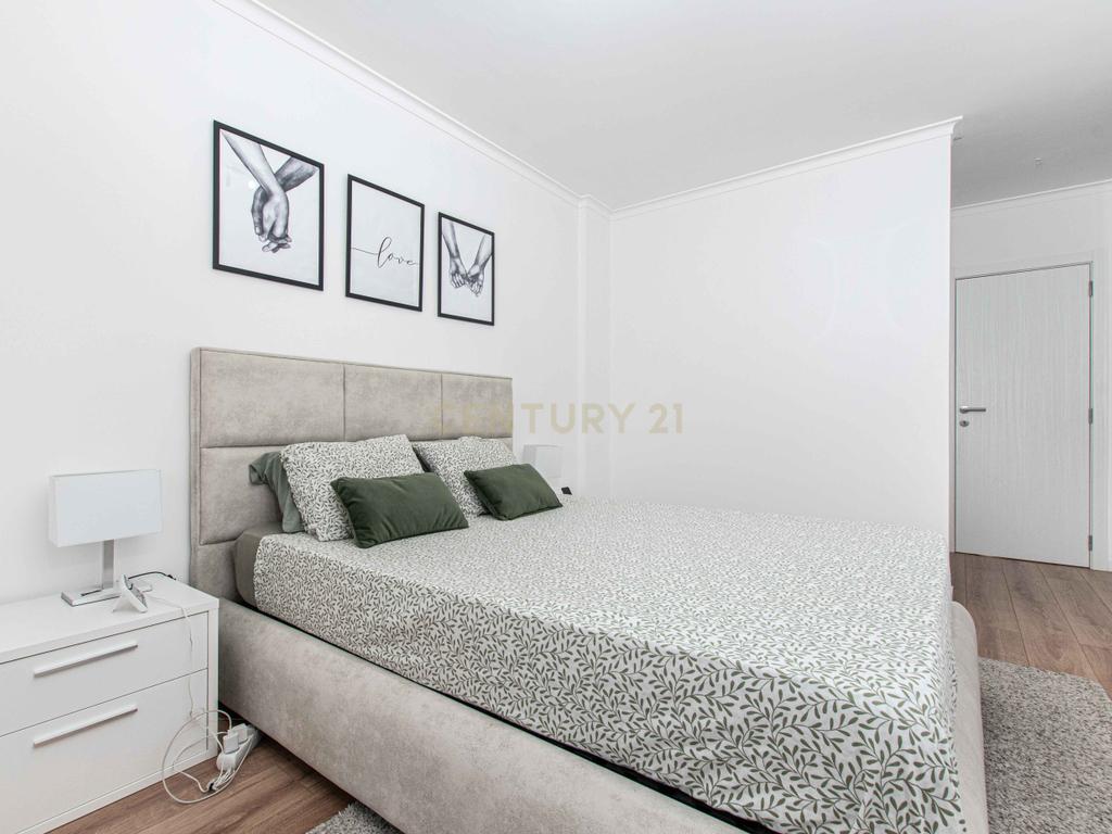 Apartamento T3 com Parqueamento e Arrecadação - Image 11