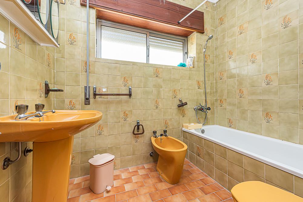 Apartamento T3 em bom estado de conservação com áreas generosas, S. Sebastião, Setúbal - Image 10