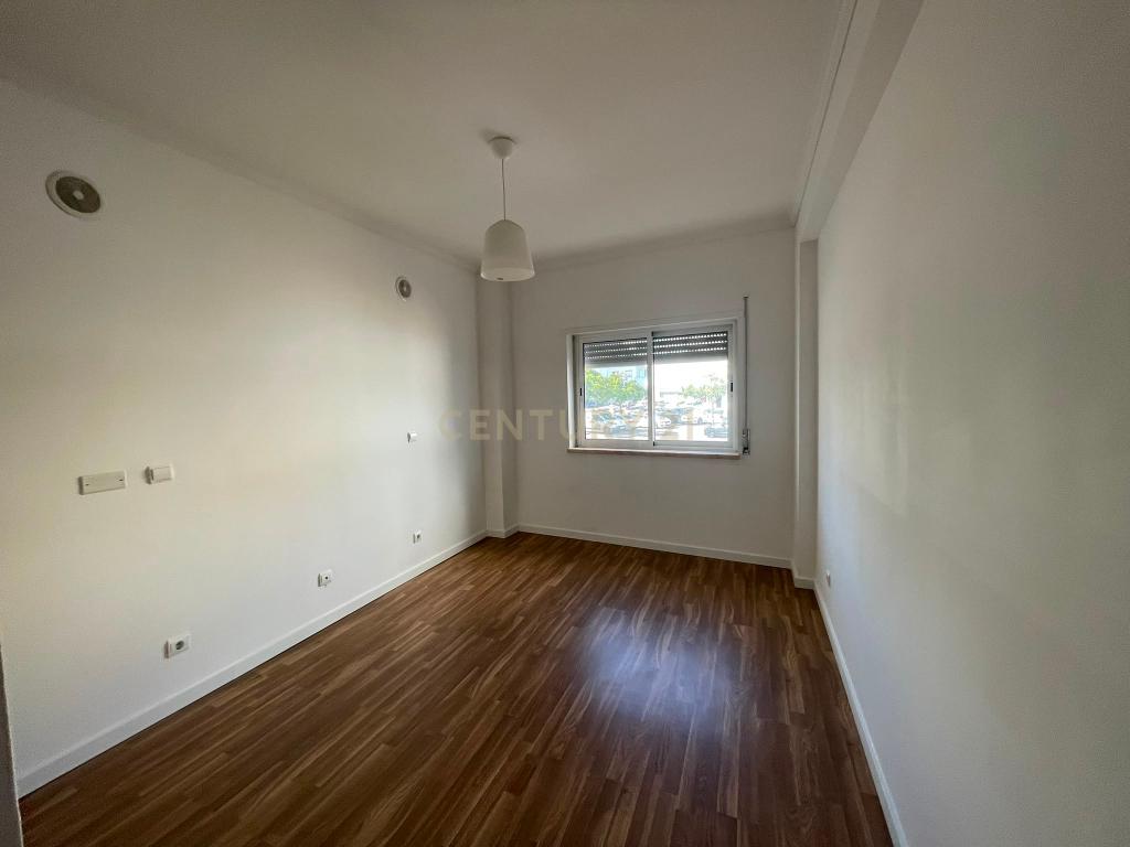 T2 Remodelado em Santa Marta do Pinhal – Corroios - Image 16