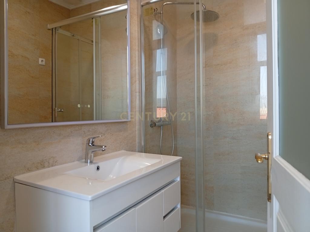 Situado no Bairro Azul junto do Metro e do El Corte Inglês/Fundação Gulbenkian, tem este apartamento com traça antiga com 7 assoalhadas dispostas numa área de 200 m². - Image 17