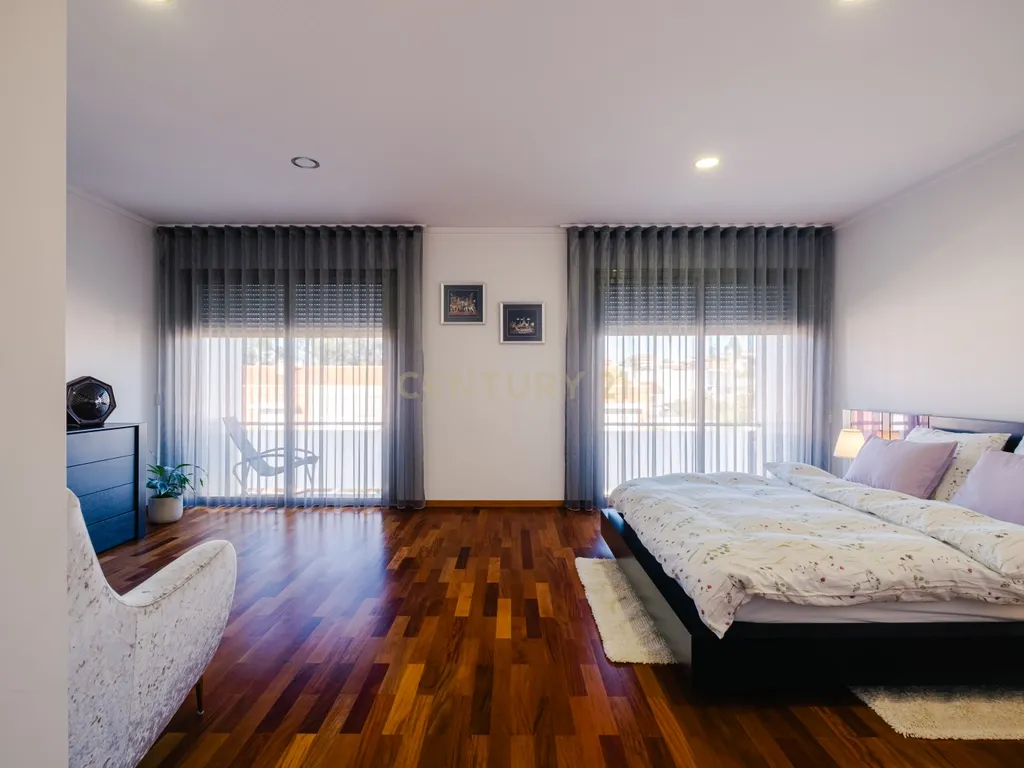 Moradia T4 com 255 m², Suíte Generosa, Jardim e Garagem para 3+ Viaturas | Astromil, Paredes - Image 18