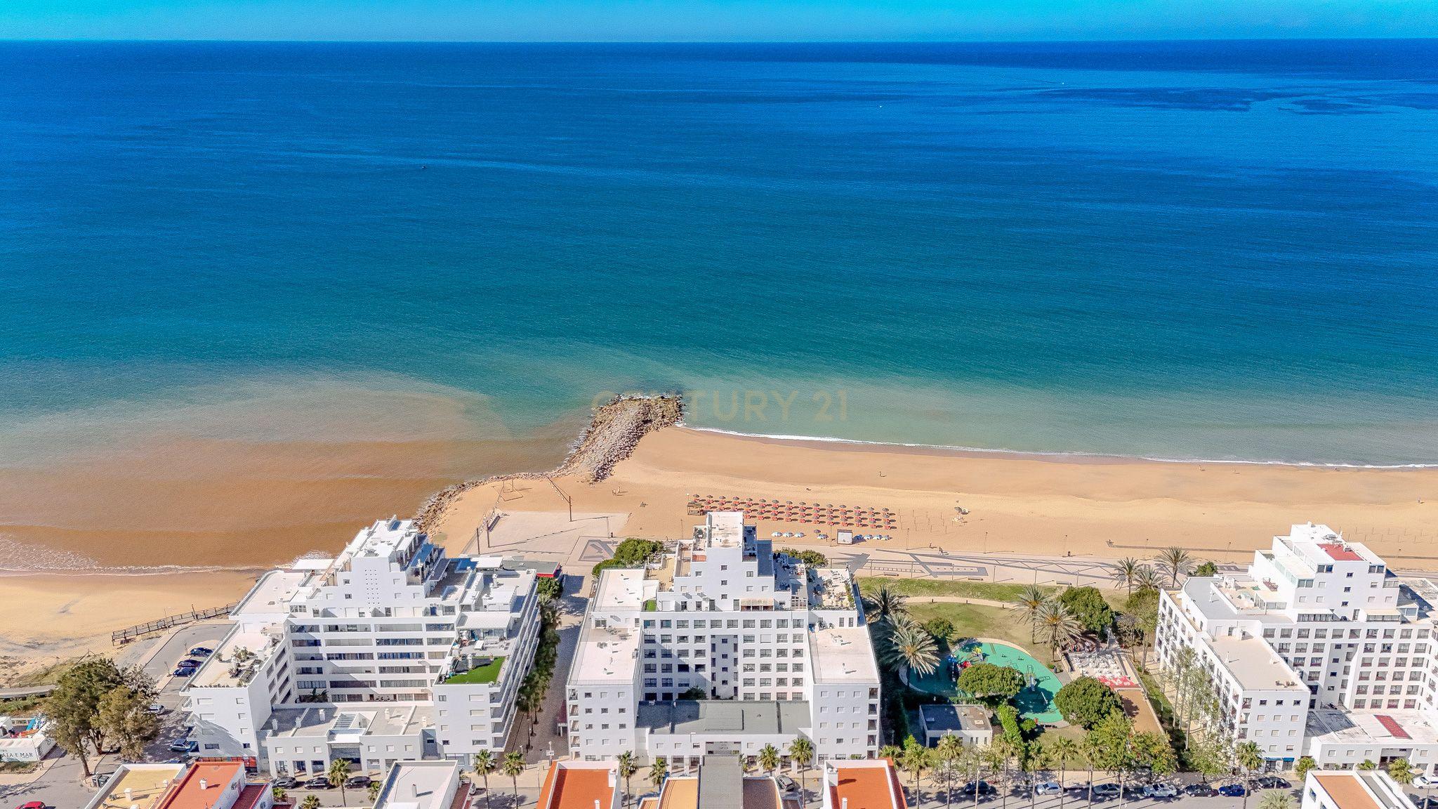 Apartamento T2 com Vista Mar na Primeira Linha de Praia – Quarteira - Image 31