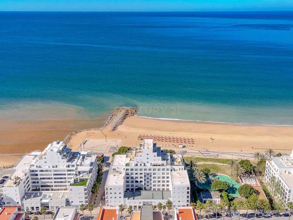 Apartamento T2 com Vista Mar na Primeira Linha de Praia – Quarteira - Image 31