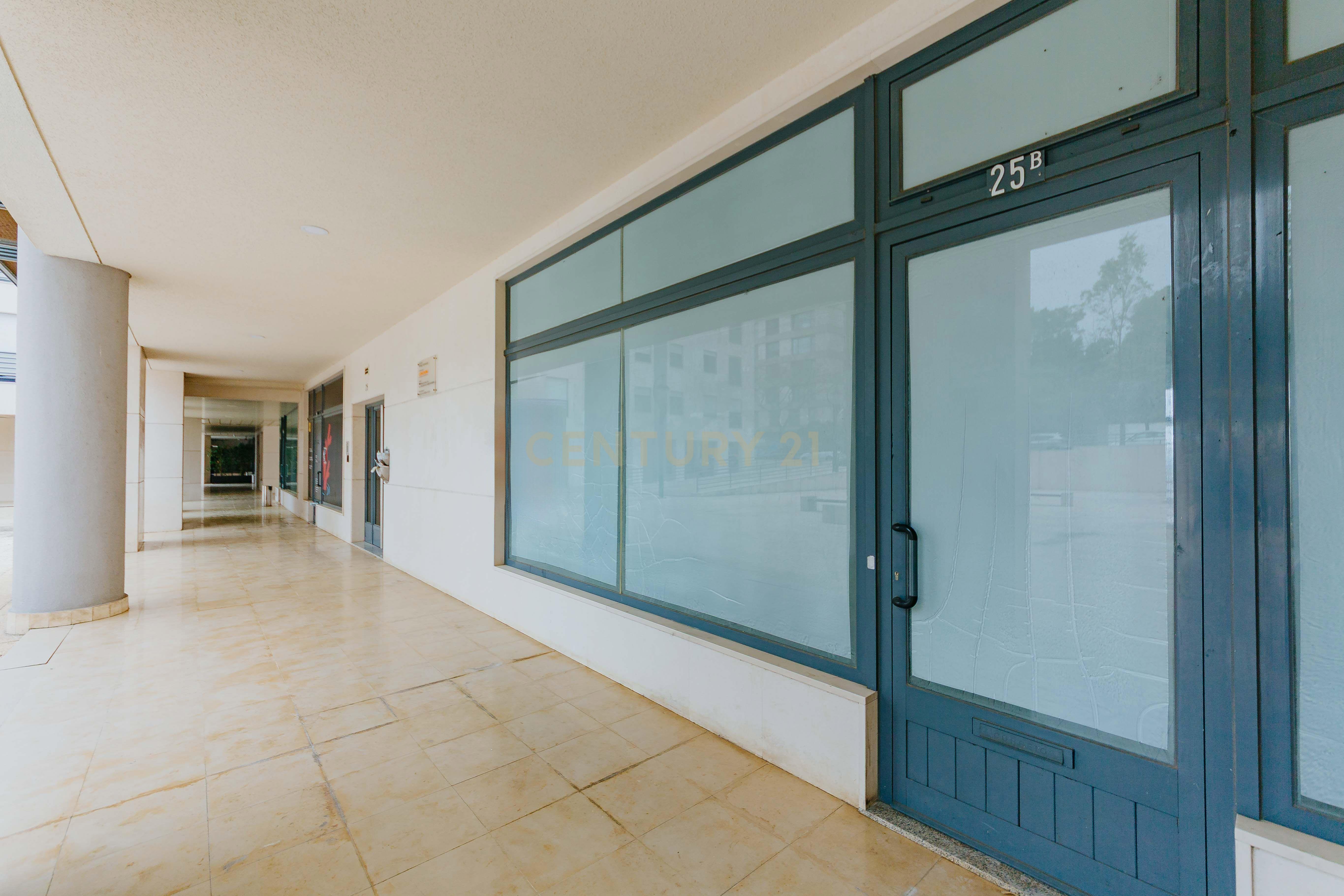 Espaço comercial na prestigiada urbanização do Alto Dos Moinhos - Image 2