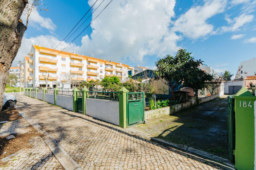 Montijo/Excelente Lote de Terreno com 1056m2 e Moradias para Remodelacao. - Image 1