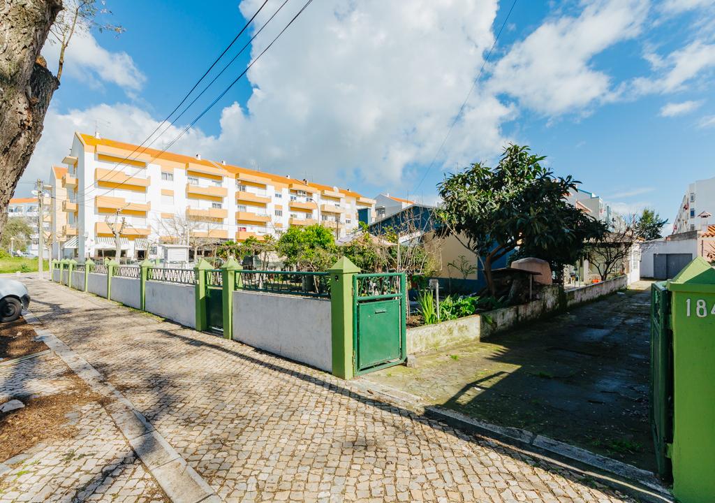 Montijo/Excelente Lote de Terreno com 1056m2 e Moradias para Remodelacao. - Image 1