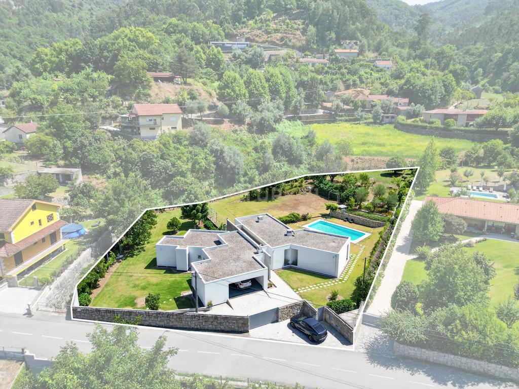 Moradia T4 Térrea de Sonho com Piscina, Campo de Futebol - Image 18