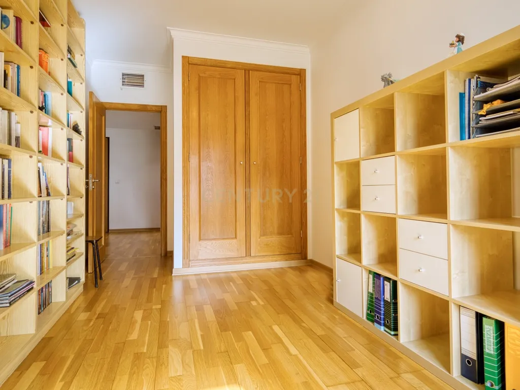 T3 espaçoso e luminoso no coração de Prior Velho - Image 12