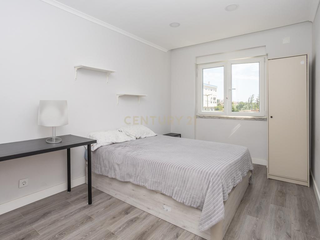 Apartamento T3 mais sótao, num 1 andar em Amora - Seixal - Image 5