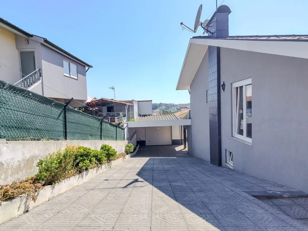 Moradia T4+1, 3 frentes, terraço, garagem - Trofa, Porto - Image 6