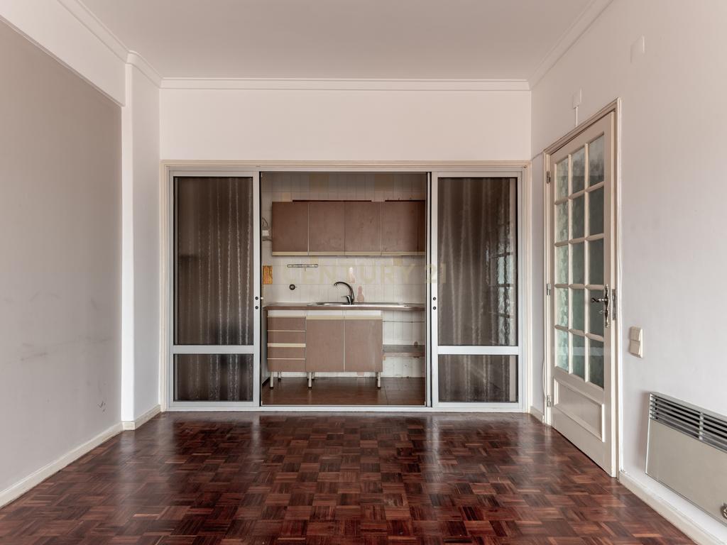 Centro de Lisboa - Crie o Seu Lar neste T1 com Charme e Versatilidade - Image 7