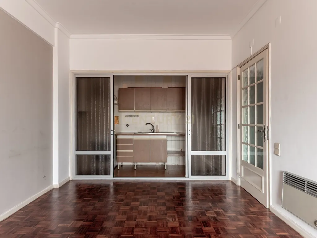 Centro de Lisboa - Crie o Seu Lar neste T1 com Charme e Versatilidade - Image 7
