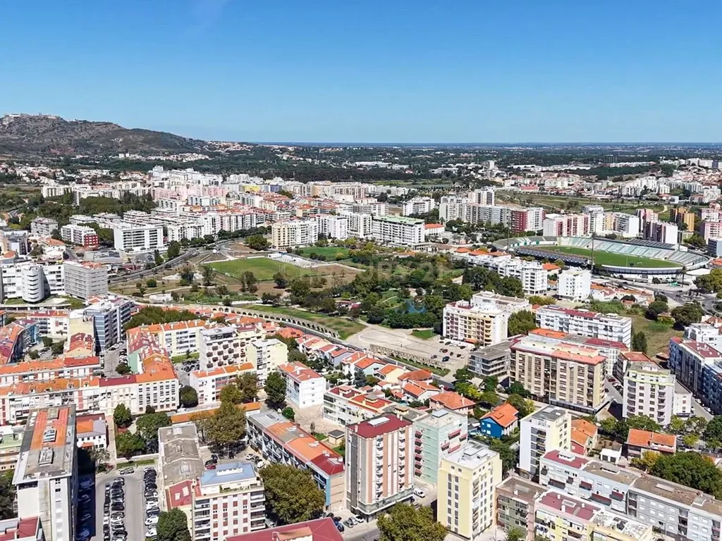 Apartamento Renovado com Vista Mar em Setúbal - Image 30