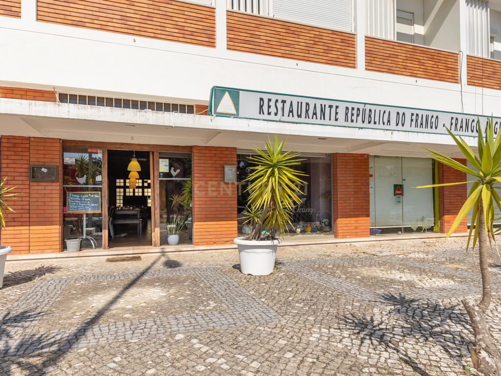 Restaurante "República dos Frangos" – Oportunidade Única em São João, Junto à Praia - Image 1