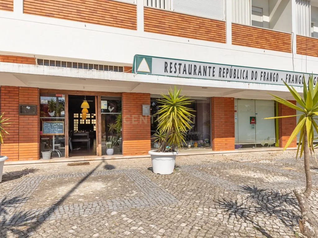 Restaurante "República dos Frangos" – Oportunidade Única em São João, Junto à Praia - Image 1