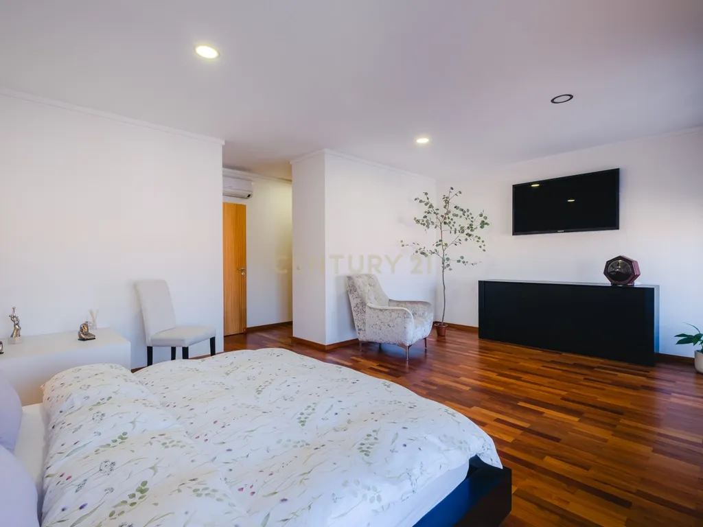 Moradia T4 com 255 m², Suíte Generosa, Jardim e Garagem para 3+ Viaturas | Astromil, Paredes - Image 21