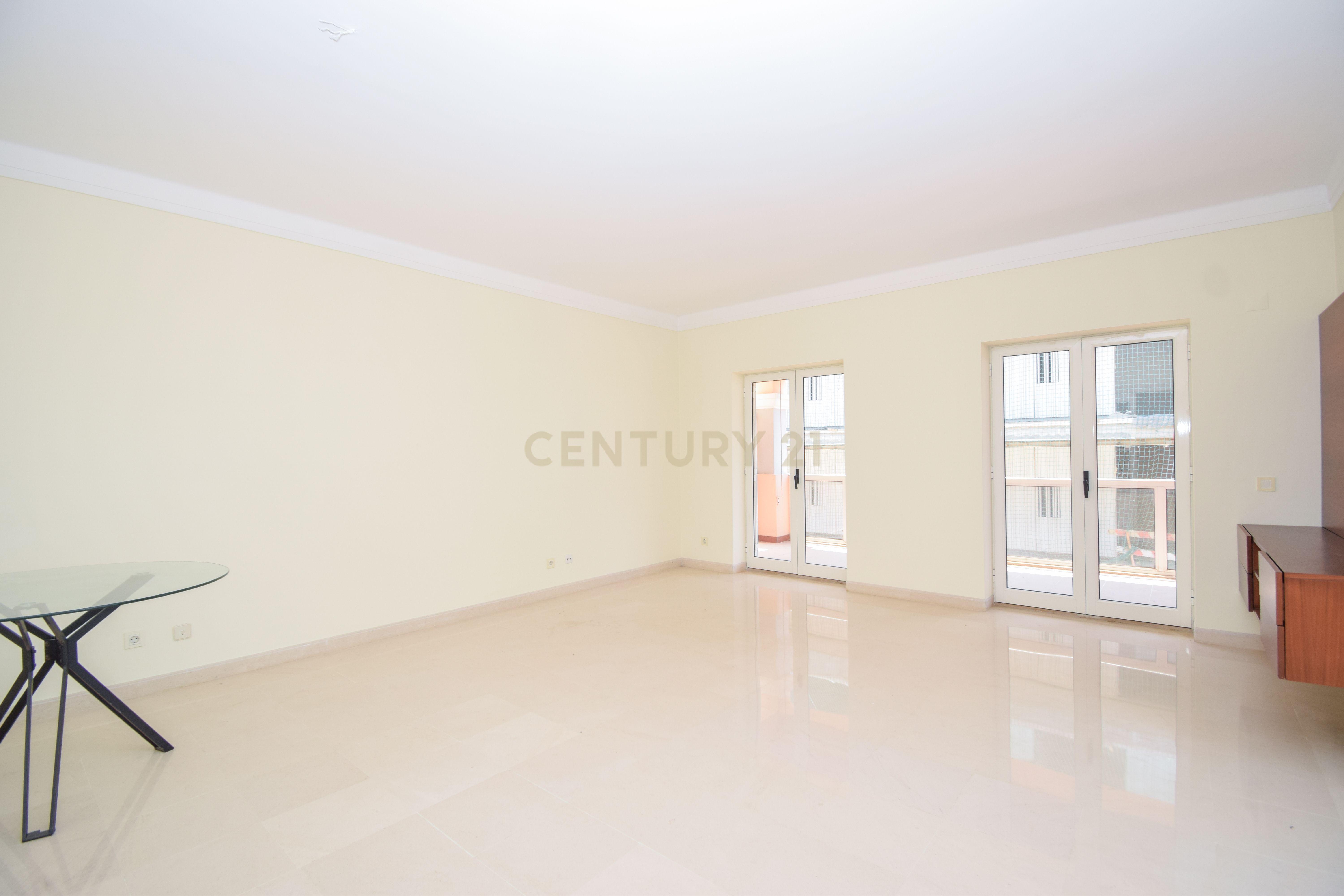 Fotografia 7 de 🏡 T1 de Excelência no Centro de Cascais – Condomínio Privado com Piscina