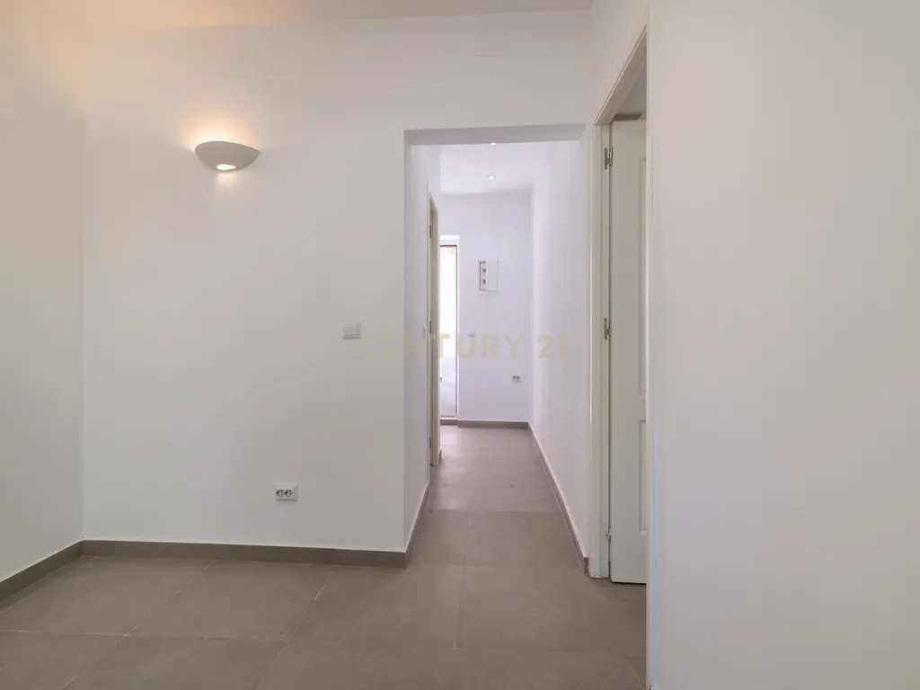 Vila Imperdível: 13 Frações Renovadas em Sacavém - Image 22
