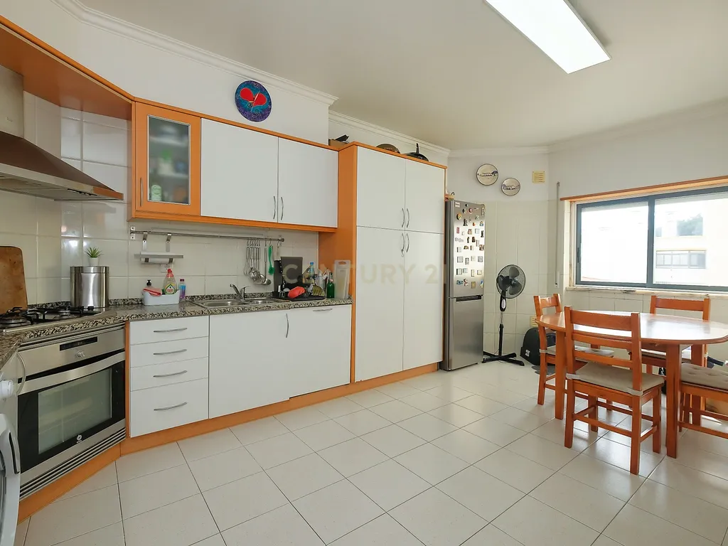 Apartamento T3 com Excelentes Áreas e Garagem na Urbanização Moinho do Guizo – Mina de Água, Amadora - Image 9