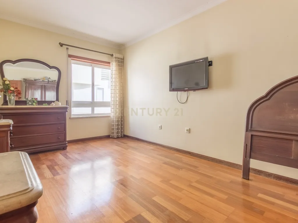 Apartamento T3 em Baixa da Banheira com Garagem - Image 17