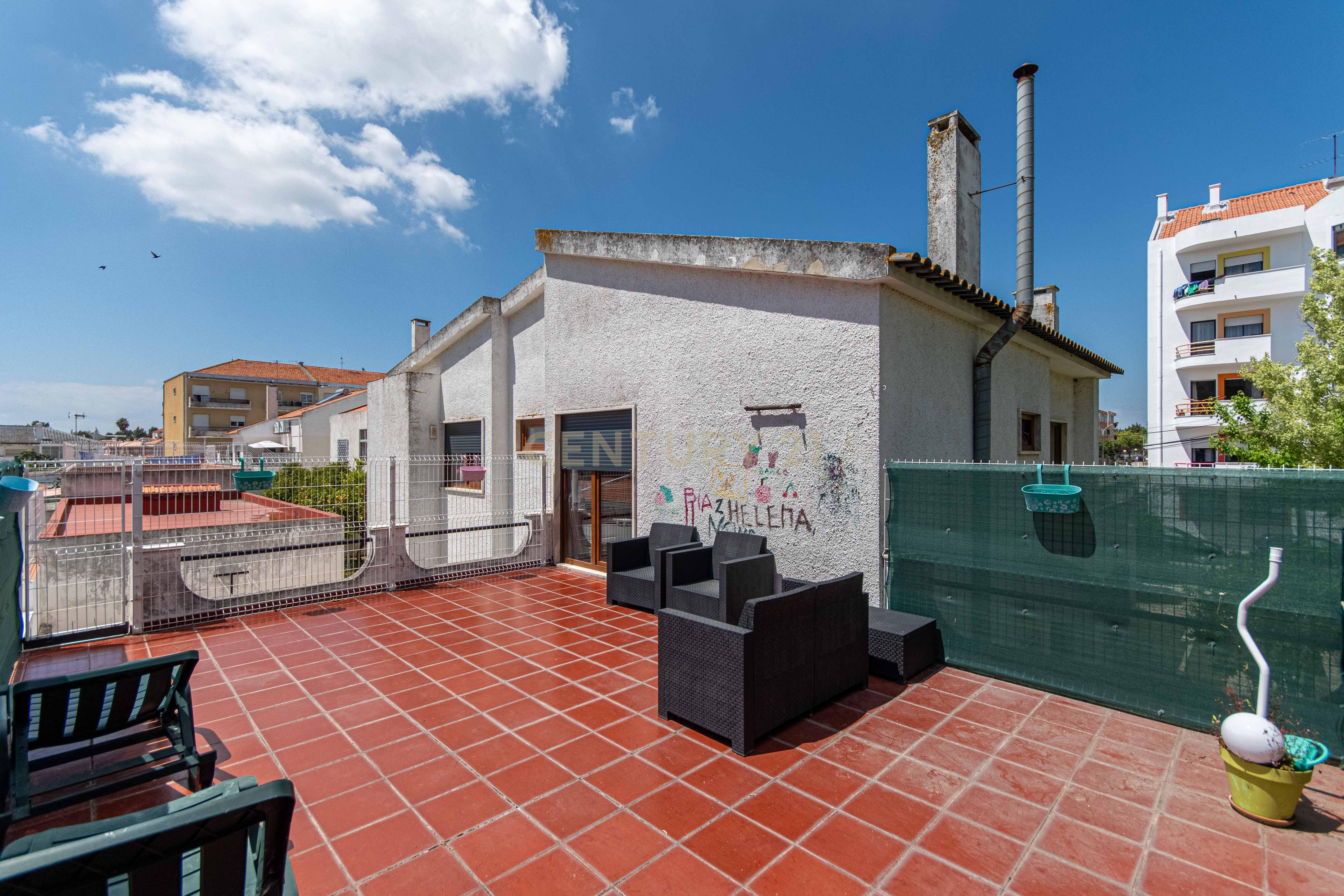Moradia T6 no centro do Montijo com jardim e garagem - Image 16