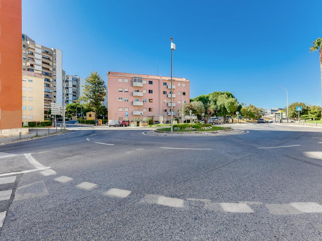 T5 Alfragide com Varanda - Image 24