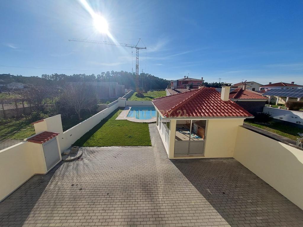 Moradia T4 de 3 Pisos com Piscina e Jardim - Image 34