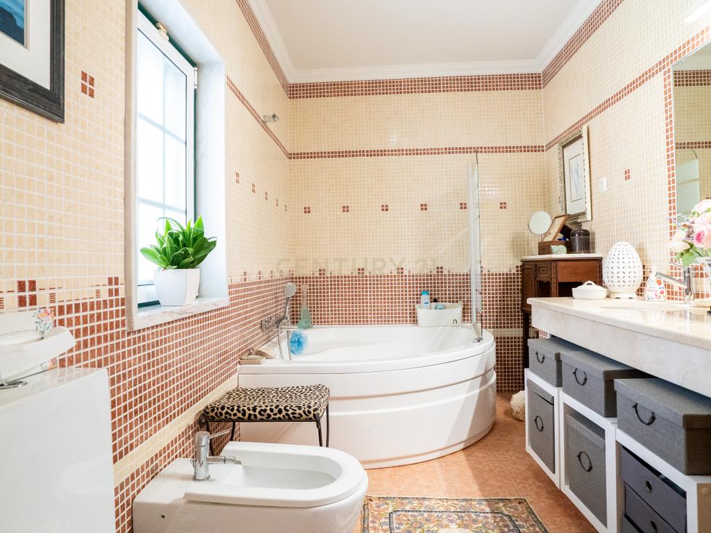 🏡 Moradia T5 como nova na Encarnação – Tranquilidade e vista desafogada! - Image 39