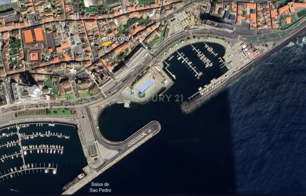 Invista no Centro de Ponta Delgada – Moradia com Enorme Potencial - Image 25